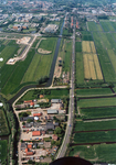 847560 Luchtfoto van de T22 (de tertiaire provinciale weg Woerden-Linschoten) uit het zuiden, met op de achtergrond de ...